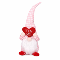 Krasnal walentynkowy siedzący różowy z serduszkiem KSN59