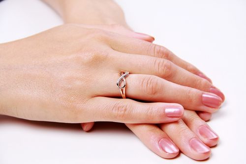 pierścionek nieskończona miłość z różowego i białego złota z diamentami na Arena.pl