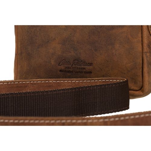 skórzana listonoszka męska w brązowym kolorze zawieszona na regulowanym na Arena.pl