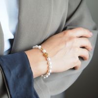 Bransoletka - Białe Perły, złoty hematyt, krzyżyk i srebro złocone