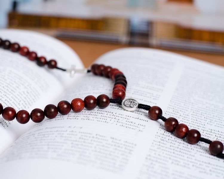 Różaniec z drewna mahoniowego RT-13 zdjęcie 3