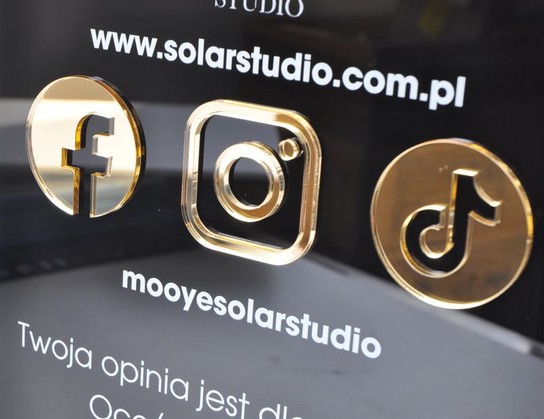 Tabliczka z kodami QR z plexi z nadrukiem UV i złotymi elementami zdjęcie 3