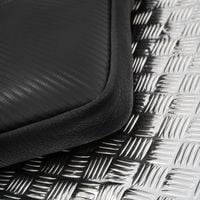 saszetka męska skórzana na ramię z tłoczeniem typu carbon czarna