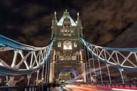 FOTOTAPETA MIASTO NOCĄ MOST ZWODZONY PAŁAC