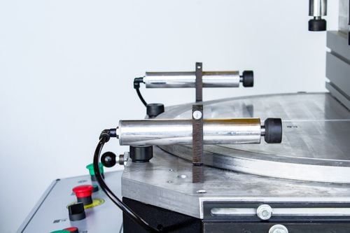 Półautomatyczna przecinarka Piła tarczowa do cięcia profili 4kW ze stołami na Arena.pl