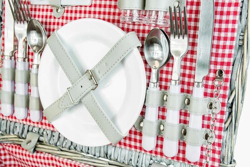 Duży kosz piknikowy z zestawem sztućców talerzy dla 4 osób biała wiklina na Arena.pl