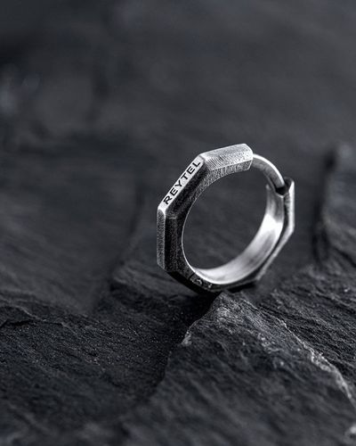 Srebrny kolczyk BRUTAL na Arena.pl