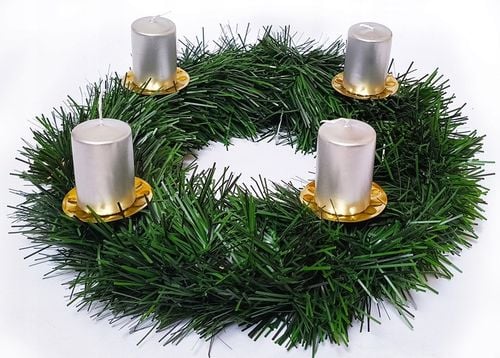Zestaw do zrobienia wieńca adwentowego, białe świece, wieniec, podstawki na Arena.pl