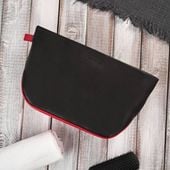 kosmetyczka damska skórzana podróżna z czerwonymi elementami