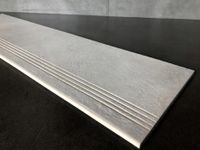 Betonowe schody, szare płytki z rowkiem 120x30