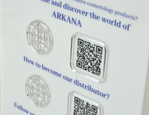 Tabliczka social media A4 plexi z nadrukiem UV i srebrnymi elementami na Arena.pl