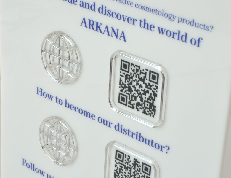 Tabliczka social media A4 plexi z nadrukiem UV i srebrnymi elementami zdjęcie 2