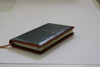 okładka kalendarza dziennego b-6 kolekcja 23b  czarny z czerwoną licówką