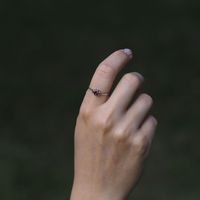 Pierścionek z Granatem w srebrze oksydowanym 17(Średnica wewnętrzna 18 mm)