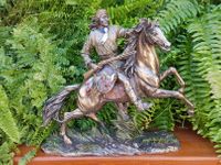 INDIAŃSKI APACZ NA KONIU Z TARCZĄ I STRZELBĄ VERONESE (WU69784A4)