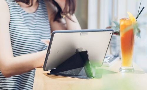 Moshi VersaCover - Etui origami iPad 9.7 na Arena.pl