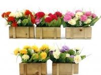 sztuczne kwiaty w skrzynce