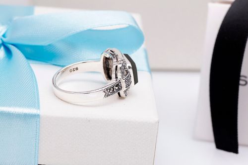 srebrny elegancki pierścionek z onyksem i markazytami na Arena.pl