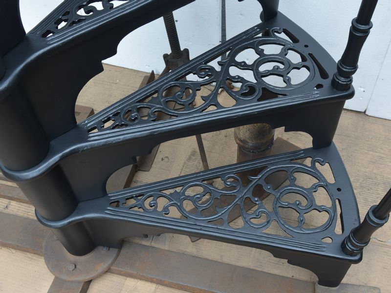 SCHODY KRĘCONE FI 1,36 M - WZÓR NR 2 - 1 TRALKA NA STOPNIU ŻELIWNE zdjęcie 4