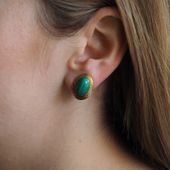 Klipsy - Malachit owalny w młotkowanym srebrze złoconym