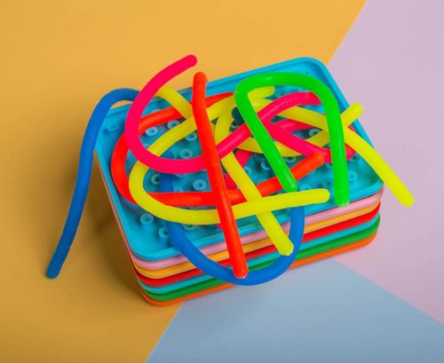 zabawka sensoryczna WigglyToy niebieski MAŁPISZON na Arena.pl