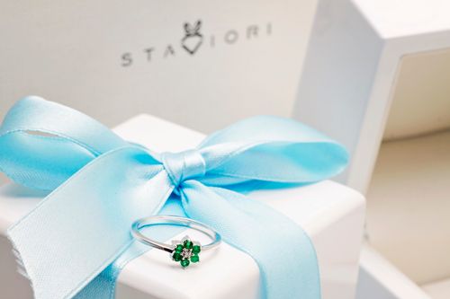 śliczny pierścionek kwiatek ze szmaragdami i diamentem w białym złocie na Arena.pl