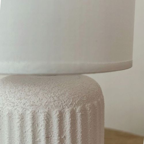 Lampka nocna z abażurem biała ceramiczna ryflowana DION D1 na Arena.pl
