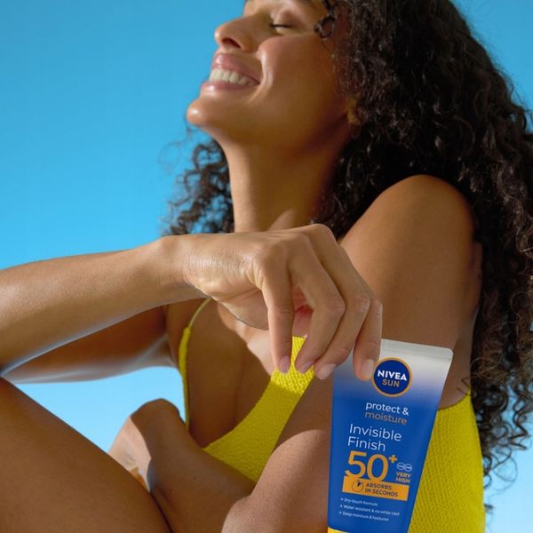NIVEA SUN Protect & Moisture Invisible Finish balsam do opalania zdjęcie 6