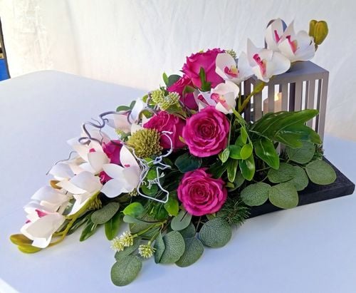 Stroik na grób z lampionem LED i orchideami białymi, elegancka dekoracja na Arena.pl