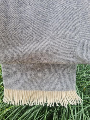 Koc wełniany z frędzlami 150x200 DIAGONAL wełna nowozelandzka popiel na Arena.pl