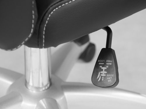 Fotel biurowy z miękkiej skóry Sofotel 322 czarny na Arena.pl