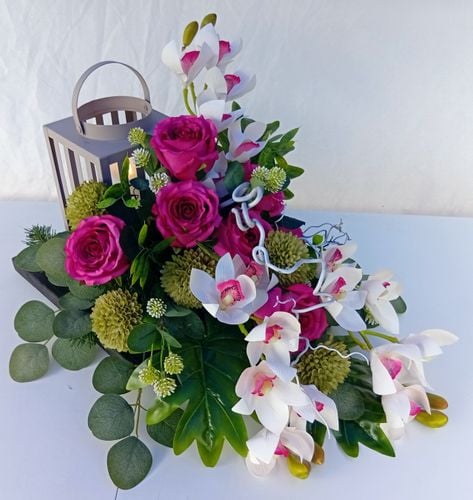 Stroik na grób z lampionem LED i orchideami białymi, elegancka dekoracja na Arena.pl