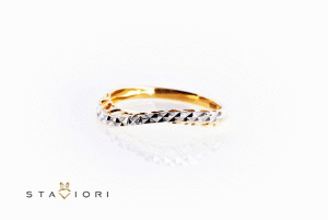 pierścionek z serduszkami i diamentem na Arena.pl