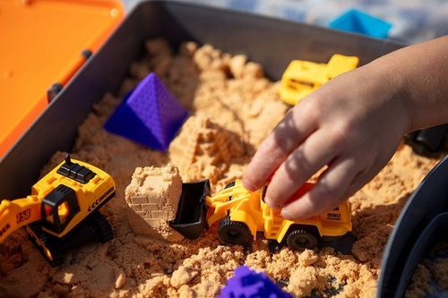 PIASEK KINETYCZNY PLAC BUDOWY ZESTAW W WALIZCE DŹWIG KOPARKA WALEC ZABAWKA na Arena.pl