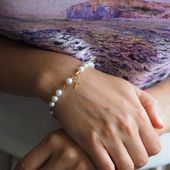 Bransoletka - Białe Perły, złoty hematyt, krzyżyk i srebro złocone