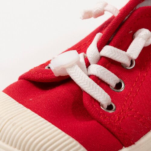 Plastikowa klamra na sznurowadła na Arena.pl