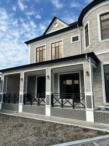 Próbki kolorystyczne cegieł AMK na siatce na Arena.pl