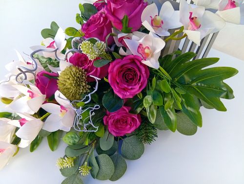 Stroik na grób z lampionem LED i orchideami białymi, elegancka dekoracja na Arena.pl