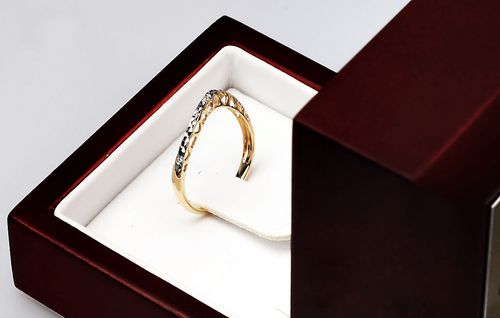 pierścionek z serduszkami i diamentem na Arena.pl