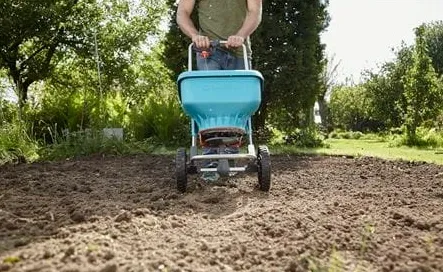 Siewnik ręczny do nawozów piasku nasion trawy XL Gardena 18l na Arena.pl