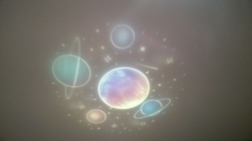 Lampka nocna z projektorem i zegarem - ecru/beż na Arena.pl