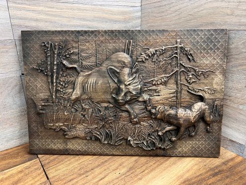 Prezent dla myśliwego płaskorzeźba drewniana polowanie na dzika dla leśnika na Arena.pl