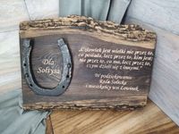 Deska z podkową na podziękowanie dla sołtysa wójta