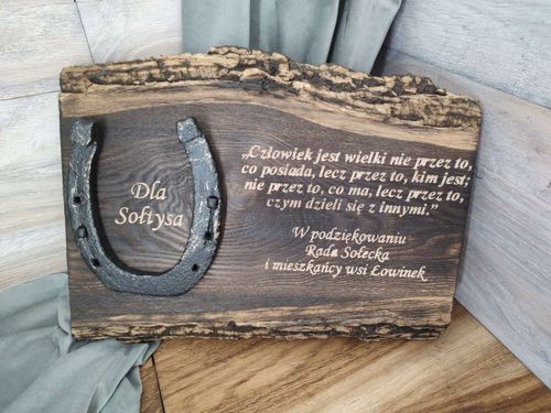 Deska z podkową na podziękowanie dla sołtysa wójta na Arena.pl