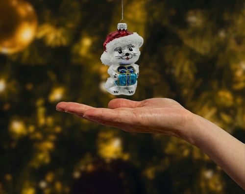Bombka choinkowa ręcznie malowana - Kotek w czerwonej czapce z prezentem na Arena.pl