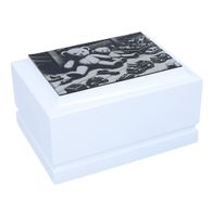 Biała urna dla dziecka z zabawkami. Urna personalizowana, grawerowana