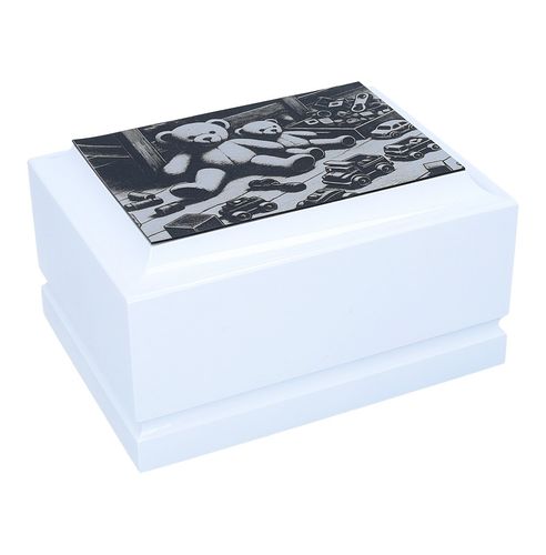 Biała urna dla dziecka z zabawkami. Urna personalizowana, grawerowana na Arena.pl