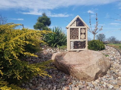 BUDKA LĘGOWA DOMEK HOTEL MOTYLI Z KORĄ + KLOCEK DLA OWADÓW TRAPEZ Z DREWNA na Arena.pl