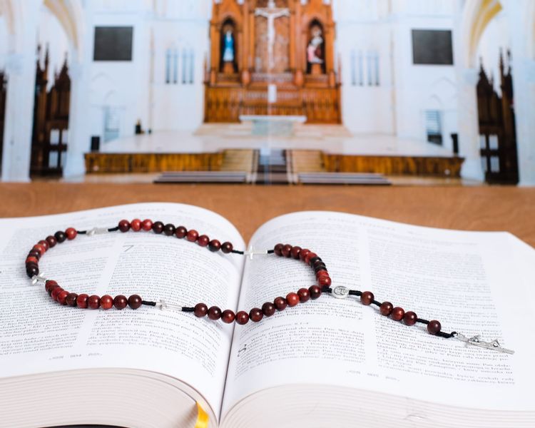 Różaniec z drewna mahoniowego RT-13 zdjęcie 2