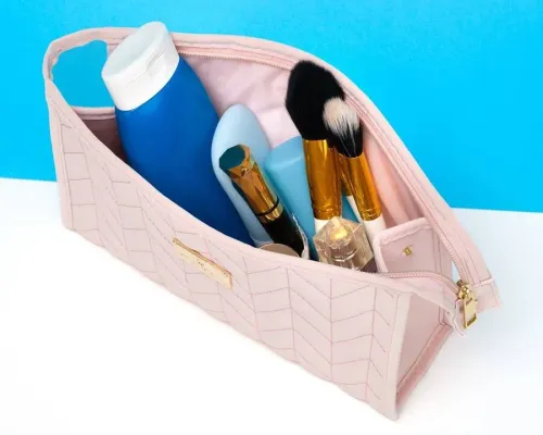 różowa kosmetyczka damska ze skóry ekologicznej z przeszywanym wzorem na Arena.pl